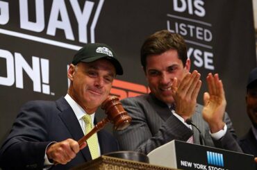 Commissaire Rob Manfred - #CapsOn, bien sûr - sonne la fermeture à @NYSE ....