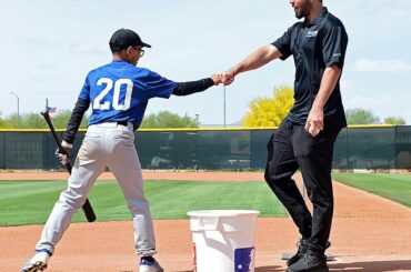 C’est le jour, le hit & run avec @scottslawn… et @ hosmer305 approuve. #itsgoodou ...