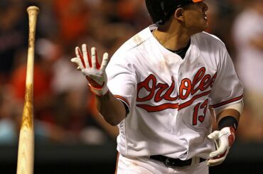 L'un des @orioles SEVEN comptait ce charmant #BatFlip ....
