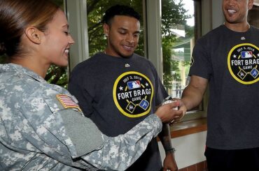 @ giancarlo818, @Marlins visite le centre médical Womack Army à Fort Bragg. #MLBFortB ...