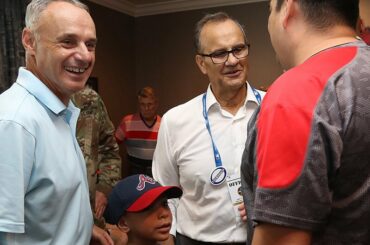Le commissaire Manfred, Joe Torre, visite la Fisher House à Fort Bragg. #MLBFortBr ...