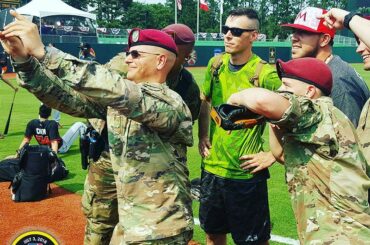 Rien de tel qu'un selfie avec @Marlins ace @ jofez16. #MLBFortBragg @chevrolet ...