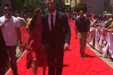 @ kris_bryant17 venir chez toi. #ASGRedCarpet ...