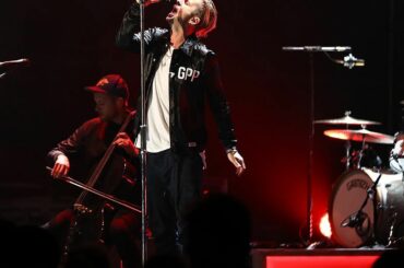Arrêtez-vous et regardez: @onerepublic écrase le pres. Concert de l'ASG. par @budweiser, partie ...