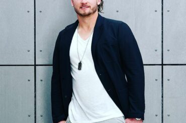 Yup dans mon tee-shirt blanc. #ASGportraits ...