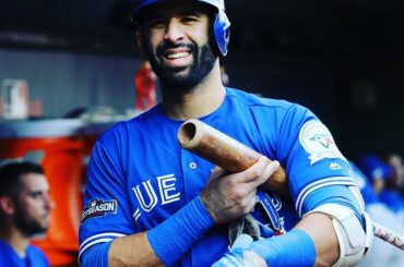 Traçage de son prochain #BatFlip (probablement). Joyeux 36e anniversaire à @ JoeyBats19! ...