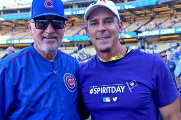 Joe Maddon, directeur de @Cubs, et le vice-président de la responsabilité sociale et de l'inclusion de la MLB ...