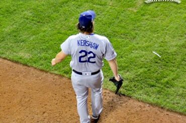 Le voilà qui arrive ... Regardez Clayton Kershaw alors qu'il tente d'envoyer les @dodgers à ...