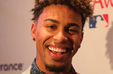 @ lindor12bc berce le noeud papillon pour la célébration des @esurance MLB Awards. #Prix...