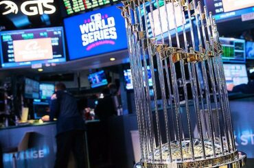 Le trophée #WorldSeries sonne la cloche d’ouverture au @nyse ....