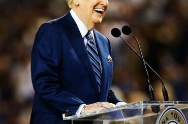 Voici 89 ans de #VIN.
Joyeux anniversaire au légendaire Vin Scully ....