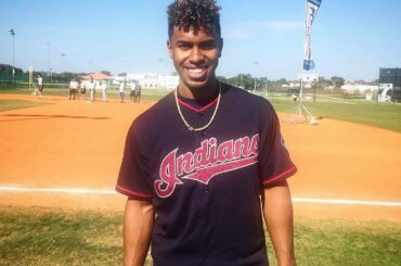 @ Lindor12bc ne sourit-il jamais? #Jouer au ballon...