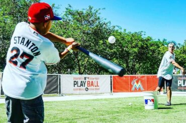 Juste un gamin, une batte et une balle…

Oh, et @Marlins catcher J.T. Realmuto. #PlayBal ...