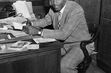 Jackie Robinson, le pionnier du baseball qui a franchi la barrière de couleur du jeu, signe ...