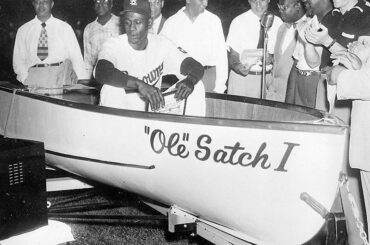 Le lanceur All-Star Satchel Paige reçoit un tout nouveau bateau à moteur pendant le ...