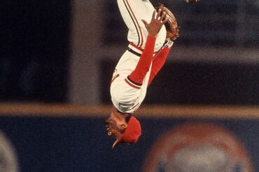 Le sorcier défensif Ozzie Smith fait son fameux backflip alors qu'il se précipite sur le terrain pour ...