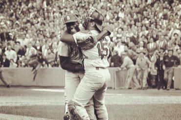 Le Temple de la renommée, Bob Gibson, célèbre après avoir enregistré la finale du septième ...