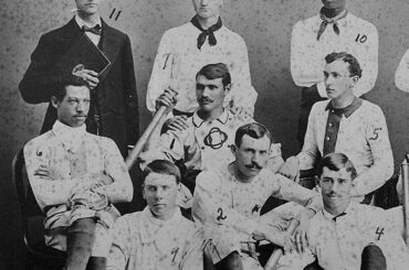 L’équipe universitaire de baseball du Oberlin College pose pour un portrait de groupe en 1881 ....