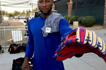 Vous savez que @profarjurickson est pompé pour obtenir son cuir @wilsonballglove. #GloveD ...