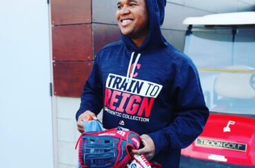 #GloveDay arrive à Goodyear alors que les @Indians reçoivent leur équipement @wilsonballglove pour 2017 ...