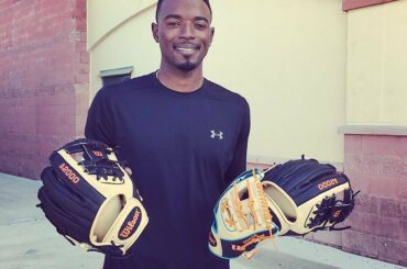 Tout à fait le #GloveDay pour @ devaris9! Il est heureux avec son nouveau @wilsonballglove ....