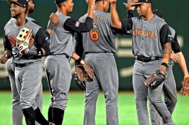 High Fives tout autour. # WBC2017 ...