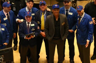 Hall of Famer @Robbiealomar visite @NYSE et met des #CapsOn ....