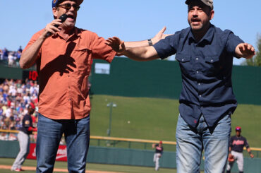 Huey Lewis et @jimmykimmel font une sérénade à la foule des @Cubs avec un son doux et doux ...