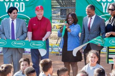 Ces enfants ont une nouvelle place pour #PlayBall à Dallas grâce à @ScottsLawn, @MLB ...