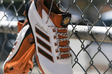 . @ adidasbaseball célèbre la journée de Jackie Robinson avec des chaussures à crampons personnalisées.
Suivi ...