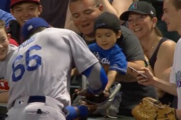 Yasiel veille à ce que cet enfant reçoive un souvenir, car #PuigYourFriend ....