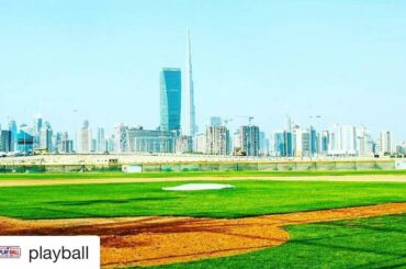 (via @playball)

Le baseball à Dubaï? Ce terrain de petite ligue se trouve en face de la ...