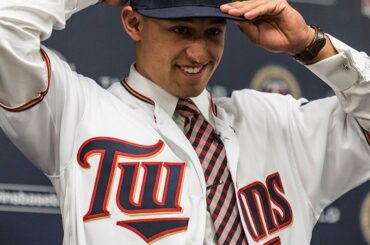 Les Minnesota @Twins ont officiellement signé le choix numéro 1 du général #MLBDraft, Royce L ...