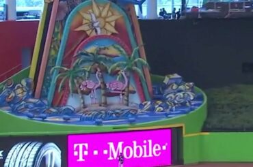 Elijah Cabell, un lycéen, jette un œil à la sculpture au @MarlinsPark ...