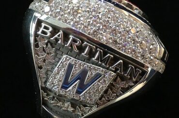 Les @Cubs ont attribué une bague de championnat 2016 #WorldSeries à Steve Bartman ....