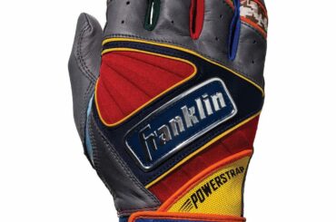 Aimez vos gants. Le matériel pour le #MLBLittleLeagueClassic est. Le @pittsburghp ...
