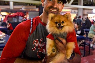 Tout sourit en regardant. #BaseballDogs ...