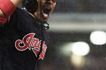 Tant de combat dans les Indiens. Ils reviennent. Ils #walkoff. Ils prennent un le 2-0 ...