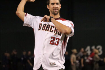 Pourquoi pas une petite touche d'or? Michael Phelps lance le premier lancer pour l ...