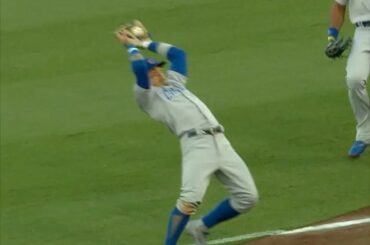 Ne craignez rien, @ javy23baez est là! #NLCS ...