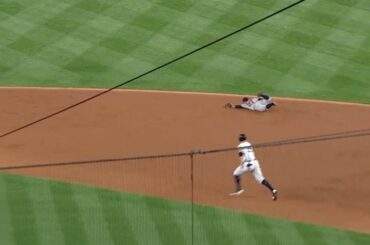 @ josealtuve27 s’étendant comme si c’était encore l’été. #ALCS ...