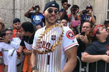 Sois cool, sois cool. C’est juste le champion #WorldSeries @TeamCJCorrea ....