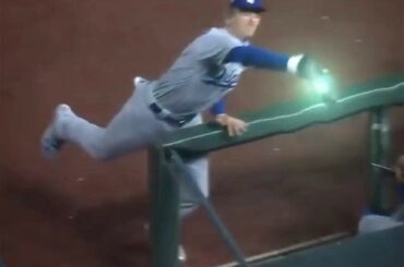Recrue de l’année NL @Cody_Bellinger peut flasher le cuir avec le meilleur de ‘em ...