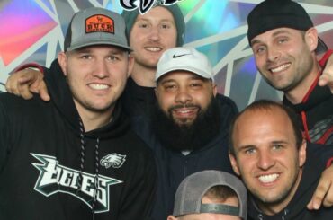 Quelqu'un est prêt pour #SuperBowl Sunday. (Photo via @MikeTrout) ...