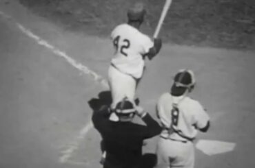 Aujourd'hui, nous célébrons un héros qui a ouvert des portes à tant de personnes. # Jackie42 ...