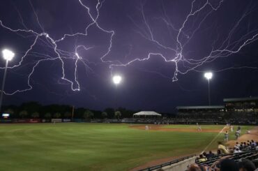 Pas votre moyenne #BaseballSky. (Via: @zachblandphoto) ...