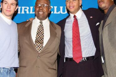 Hank Aaron a 85 ans aujourd'hui ... On va supposer qu'il fait la fête avec ça ...