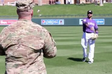 Ian Desmond choisit l'aviateur Graham Henderson dans les tribunes pour participer à l'échauffement ...
