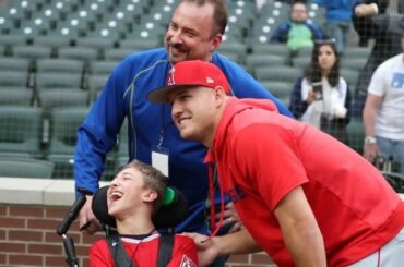 Mike Trout se fait un nouvel ami. #BiggerThanBaseball ...