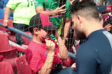 Rencontrer José Altuve à la # MéxicoSeries a fait pleurer ce garçon. #BiggerThanB ...